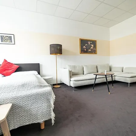 Full House - Shared Bath & Kitchen Aparthotel